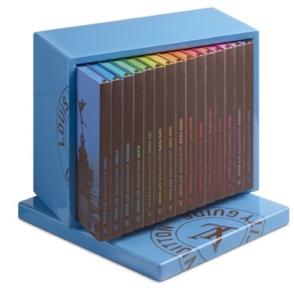 SOLD - ✨ HOST PICK ✨ Louis Vuitton wrapped city guide gift - Picture 11 of 11